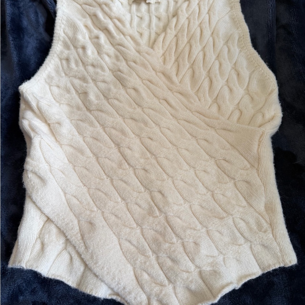 Classic Cream Cable-Knit V-Neck Sweater Vest - Women's